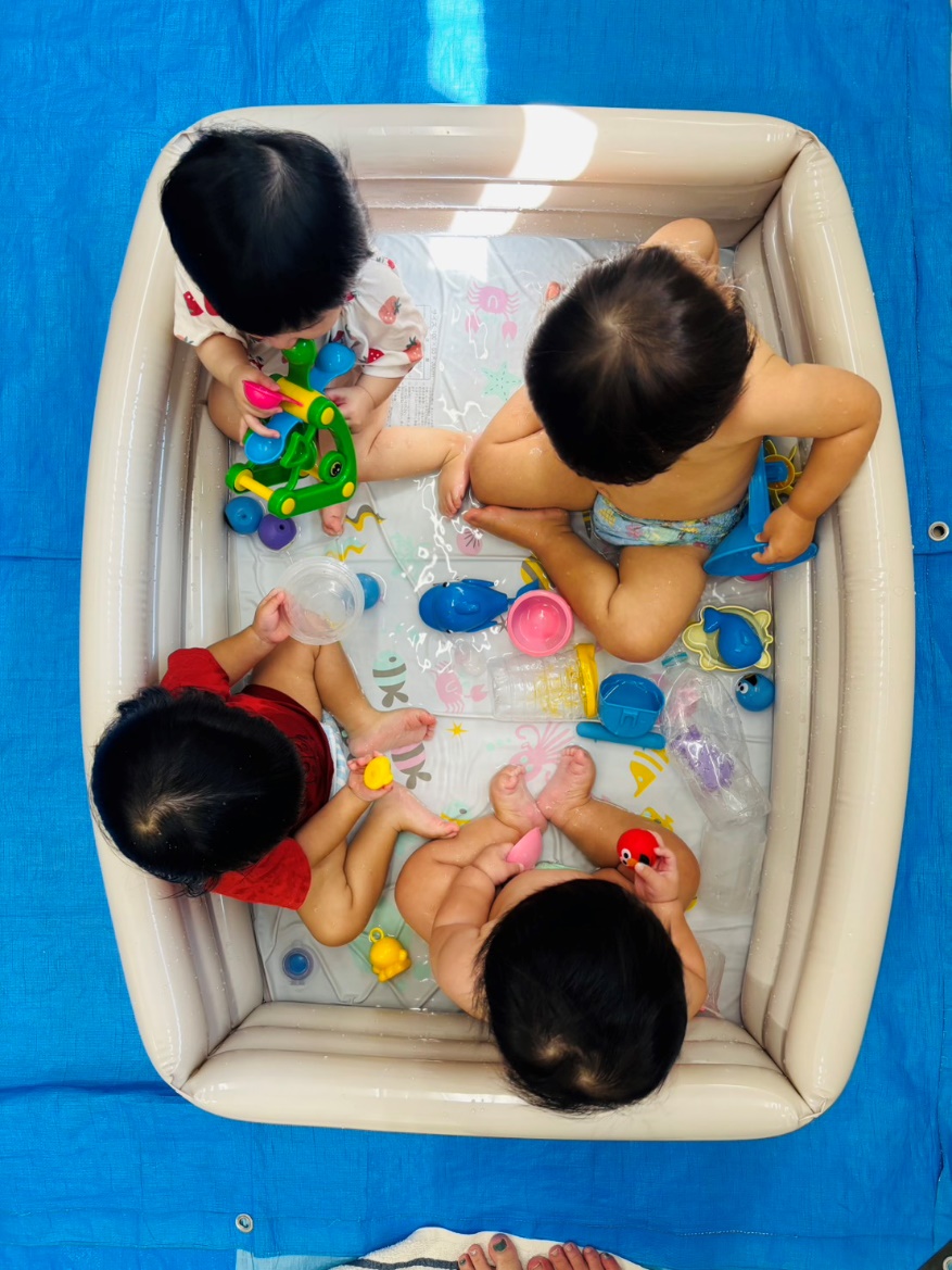 プールで水遊びを楽しむ子どもたち