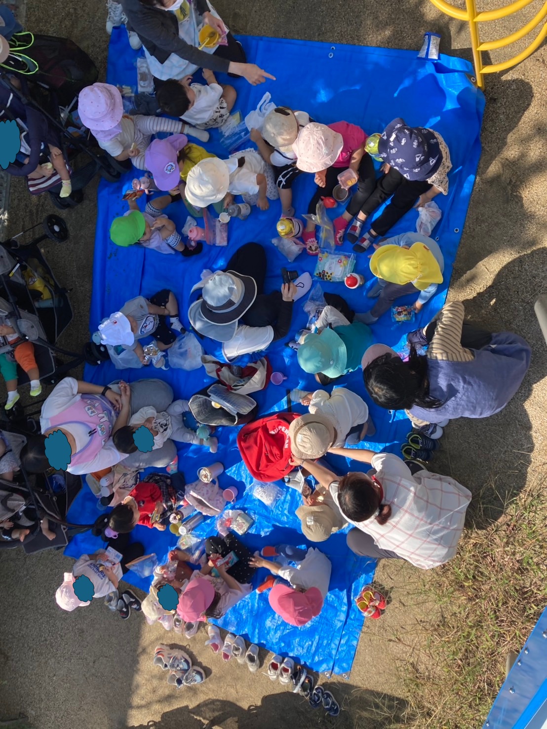 公園でおやつを食べる子どもたち